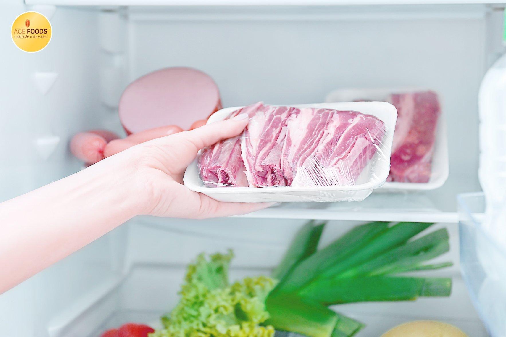 Bảo quản thịt heo đã ướp trong ngăn mát tủ lạnh nên chia thành các gói nhỏ và bọc màng kín