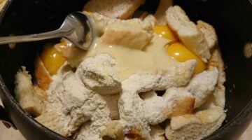Cách làm bánh chuối nướng bằng chuối sứ và bánh mì: Một món tráng miệng thơm ngon
